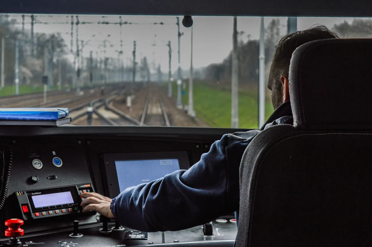 Zdjęcie Jak dojechać do Jastrzębiej Góry pociągiem? Sprawdź trasy i połączenia