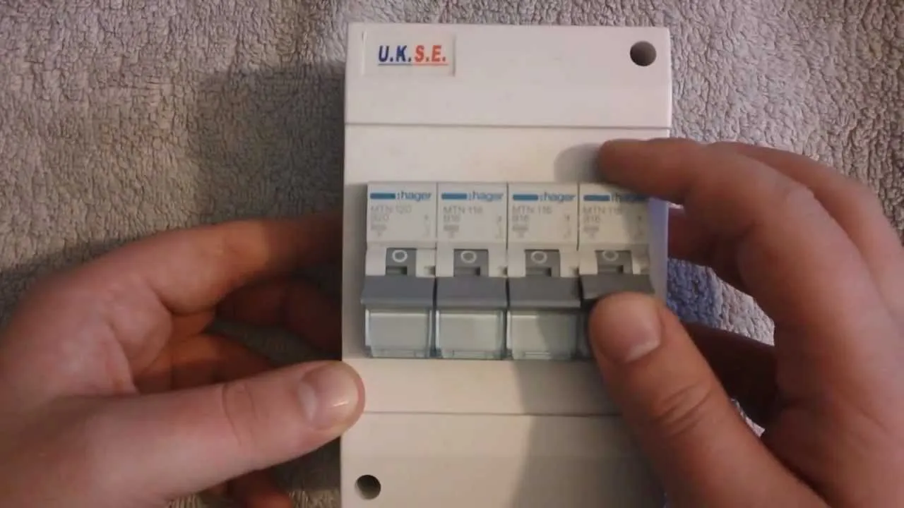Zdjęcie Jak włączyć bezpieczniki w domu i uniknąć niebezpieczeństw elektrycznych