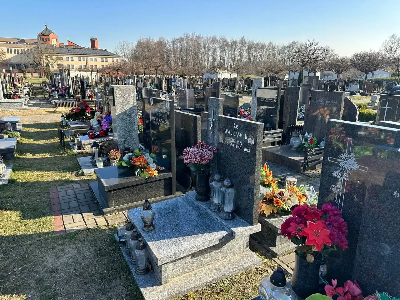 Zdjęcie Ile kosztuje przedłużenie miejsca na cmentarzu? Sprawdź ceny w Polsce