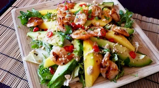 Zdjęcie Jak przygotować tę sałatkę z mango i krewetkami, która olśniewa?