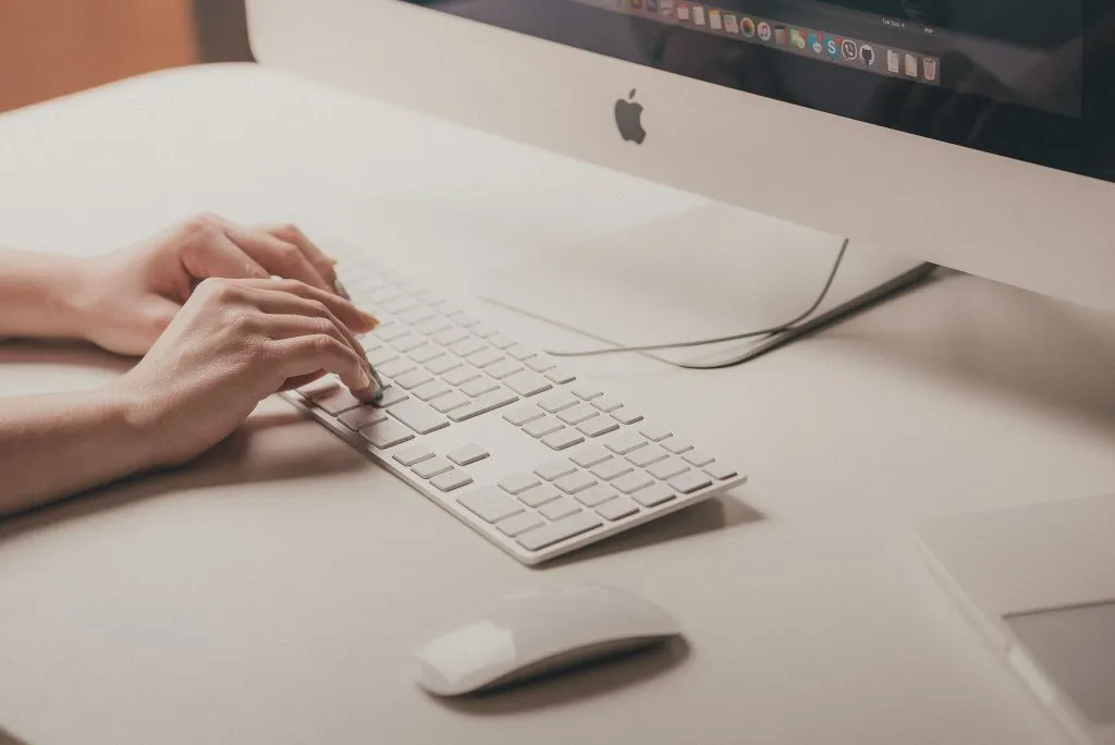Zdjęcie Jakie funkcje pełni monitor, mysz i klawiatura w codziennej pracy?