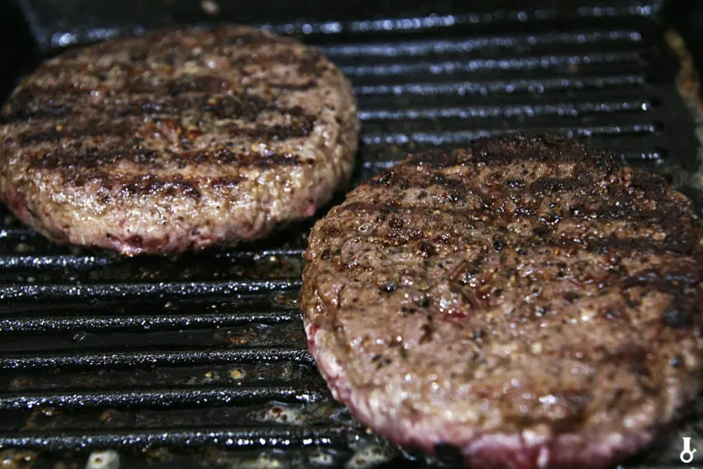 Zdjęcie Jak usmażyć burgera na patelni, aby uniknąć najczęstszych błędów