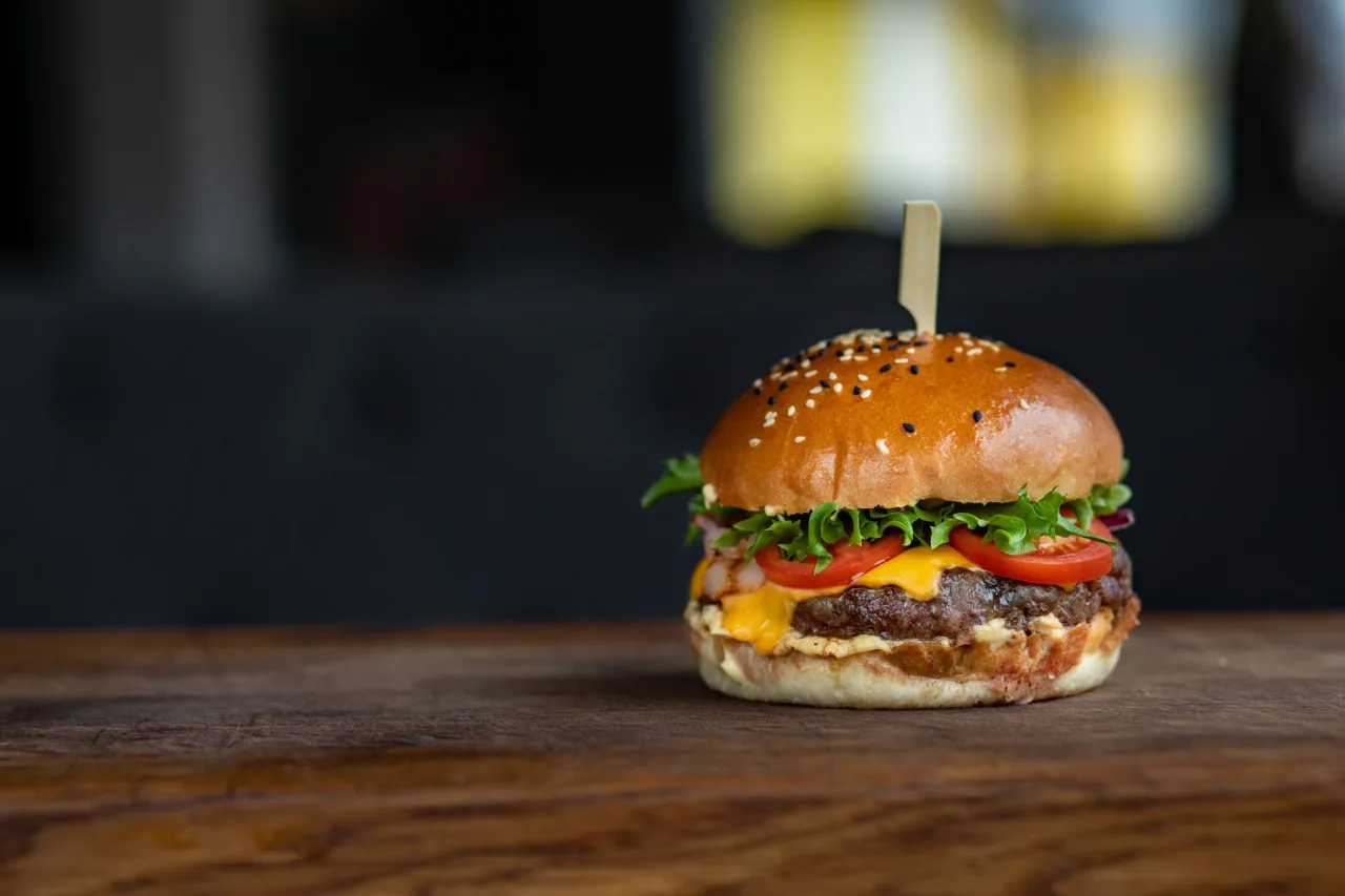 Zdjęcie Ile kalorii ma burger? Zaskakujące różnice w kaloryczności burgerów