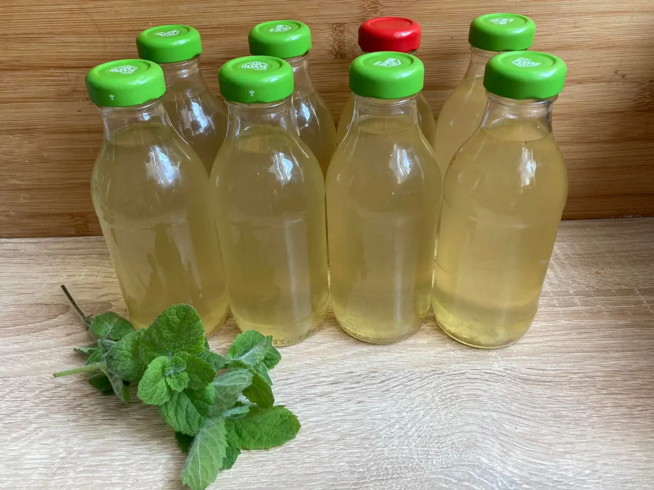 Zdjęcie Czy domowy syrop z mięty przebije jakością te sklepowe produkty?
