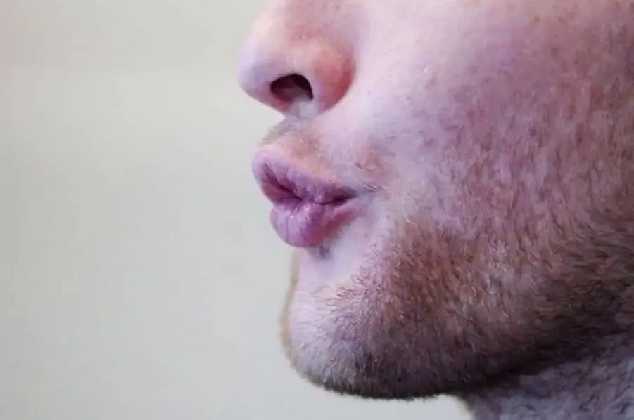 Zdjęcie Czy gwizdanie w domu to grzech? Odkryj prawdę o przesądach