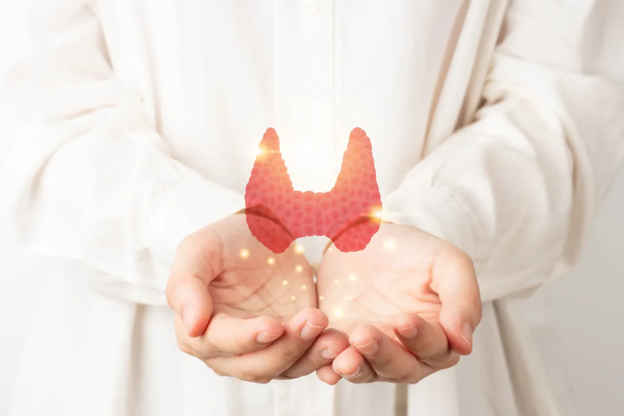 Zdjęcie Czy można żyć bez tarczycy? Poznaj skutki braku hormonów w organizmie