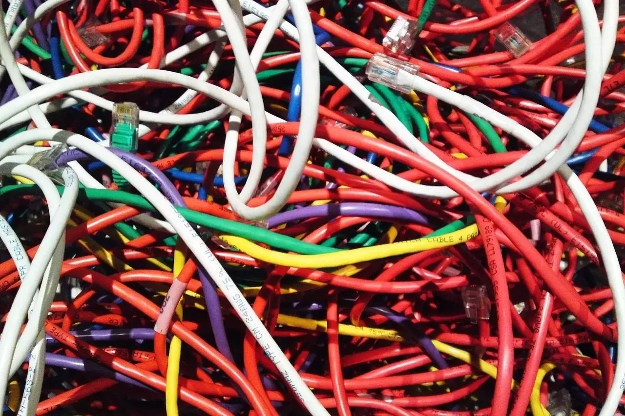 Zdjęcie Kabel czy przewód - poznaj kluczowe różnice i zastosowania