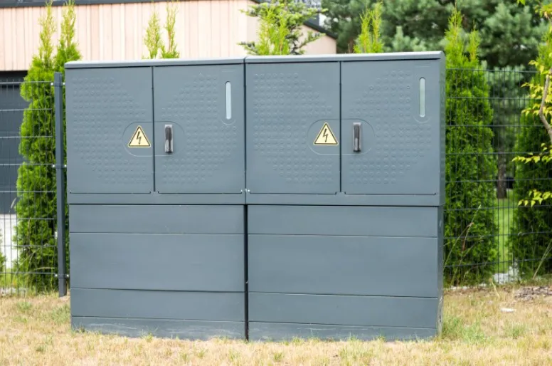 Zdjęcie Jaka odległość skrzynki elektrycznej od granicy działki? Uniknij problemów!