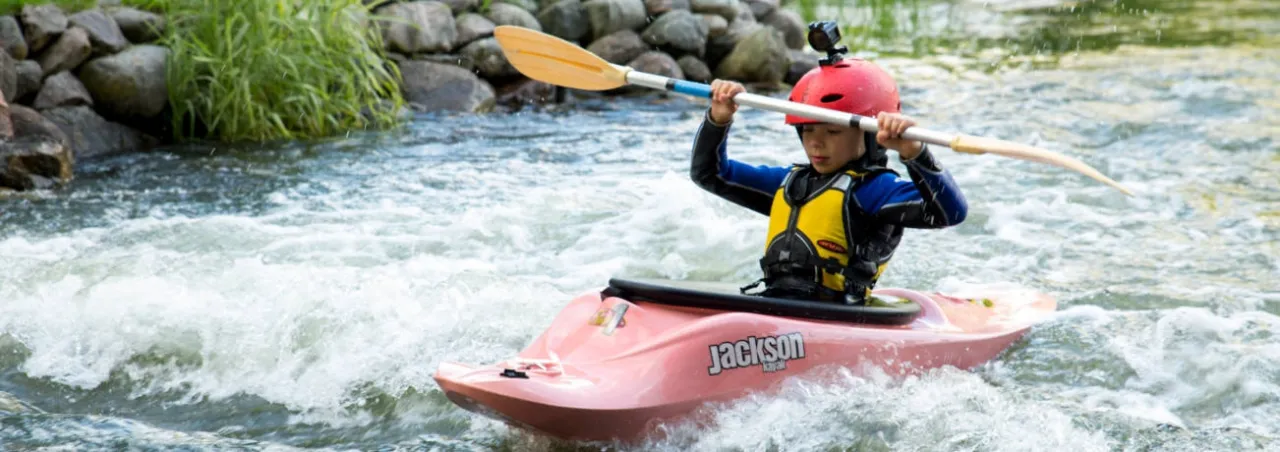 Zdjęcie Kapok na kajak: Jak wybrać idealną kamizelkę asekuracyjną/ratunkową?