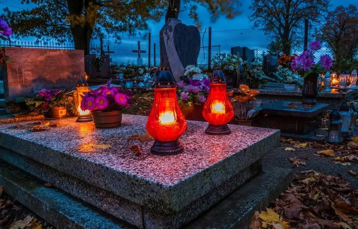 Zdjęcie Czy modlitwa pomaga zmarłemu? Odkryj duchowe znaczenie modlitwy