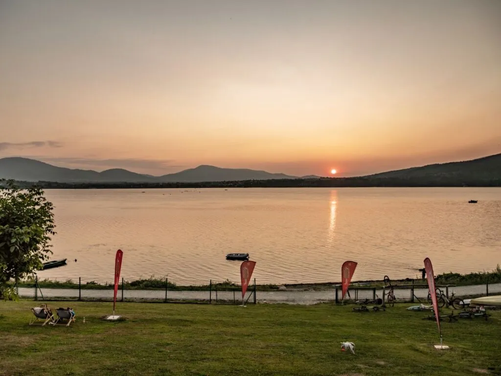 Zdjęcie Jezioro Bęskie: tajemnice, atrakcje i historia ukryta w wodach