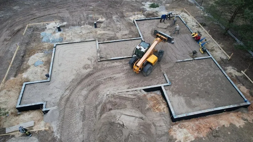 Zdjęcie Ile kosztuje fundament pod dom szkieletowy? Ceny i czynniki wpływające na koszt