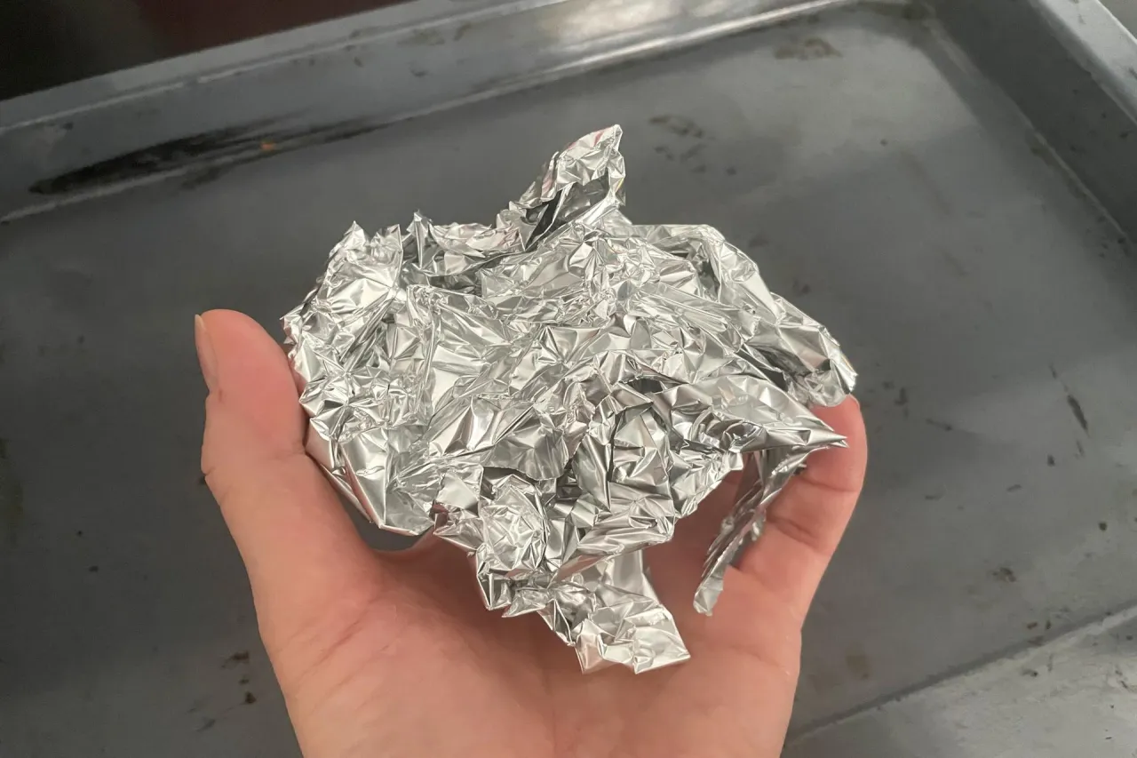 Zdjęcie Jak wyczyścić piekarnik folią aluminiową i uniknąć trudnych plam