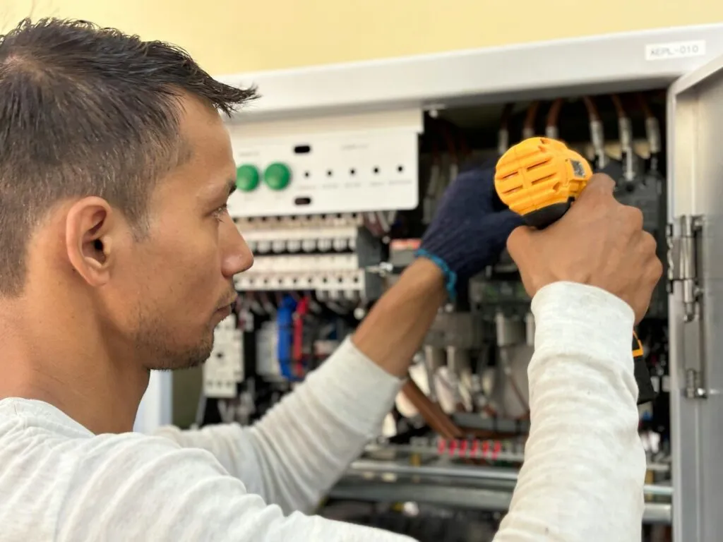 Zdjęcie Kontrola instalacji elektrycznej w bloku - co musisz wiedzieć, aby uniknąć problemów