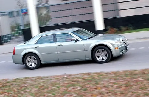 Zdjęcie Opinie o Chrysler 300C: Jaki silnik wybrać, by uniknąć kosztów?