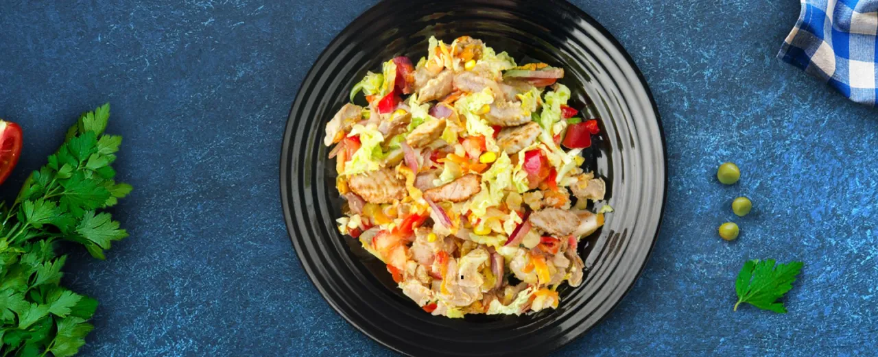 Zdjęcie Co jest potrzebne do sałatki gyros? Odkryj składniki na pyszne danie