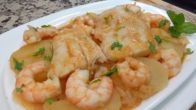 Zdjęcie Deliciosa receta de pescado en salsa con gambas fácil y rápida
