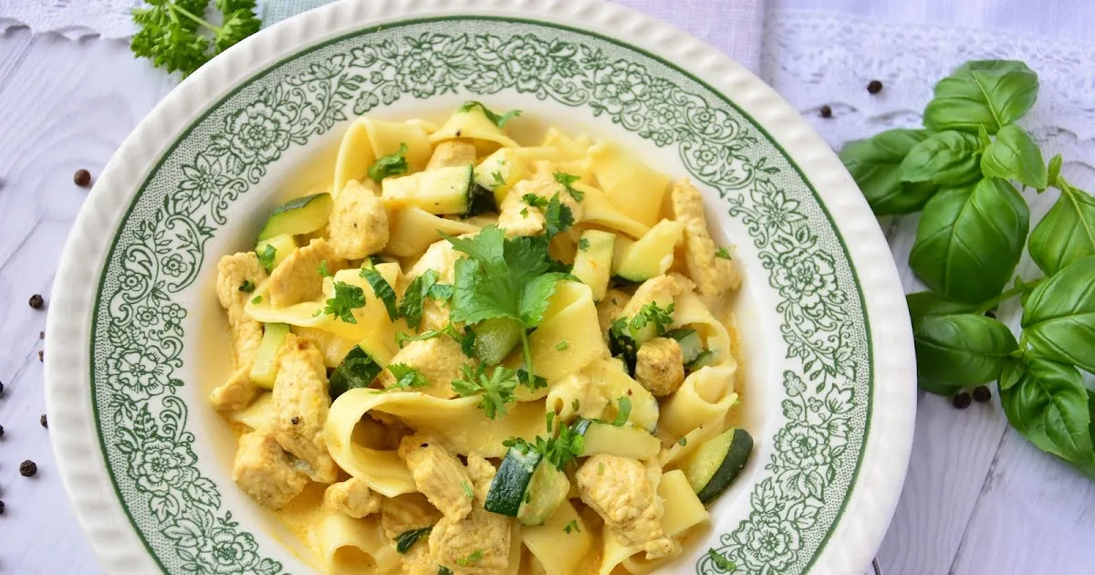 Zdjęcie Kurczak z cukinią w sosie curry to te idealne danie na każdy dzień