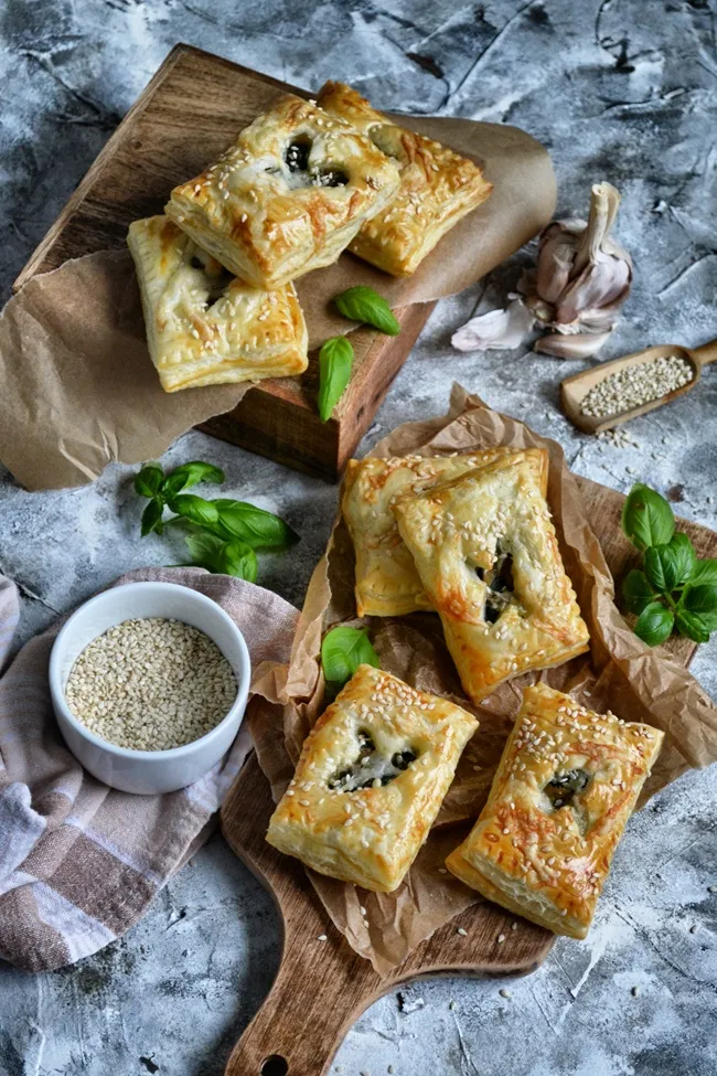 Zdjęcie Pyszne ciasto francuskie ze szpinakiem i pieczarkami - sprawdź przepis