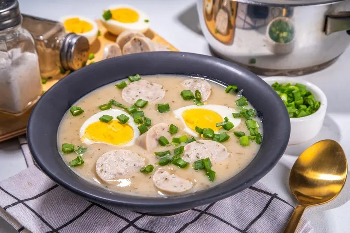 Zdjęcie Ile kcal ma żurek z kiełbasą i ziemniakami? Zaskakujące wartości!