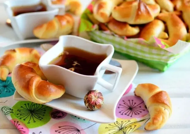 Zdjęcie Rogaliki drożdżowe lub półfrancuskie bez jajek - przepis krok po kroku