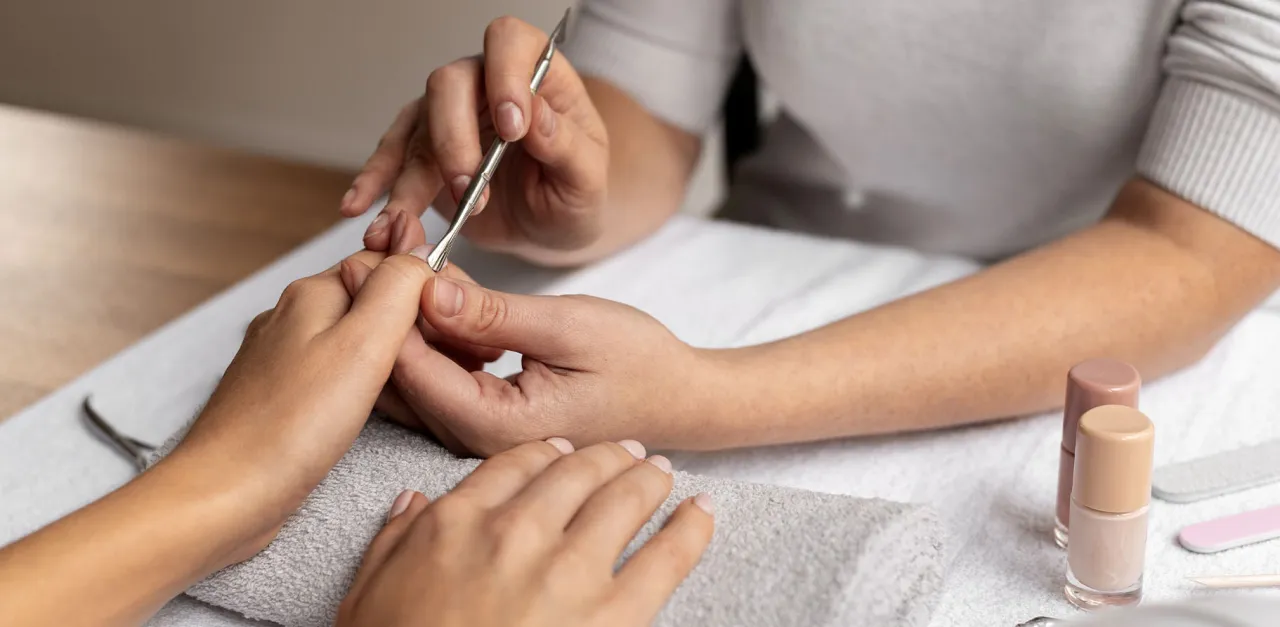 Zdjęcie Jak frezować paznokcie bez ryzyka uszkodzenia i podrażnień skóry