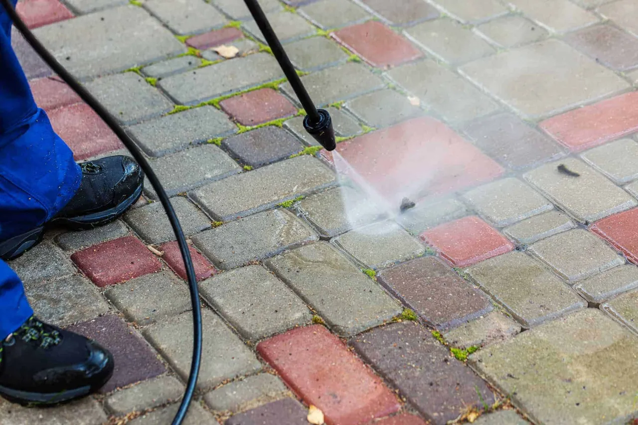 Zdjęcie Skuteczne sposoby na to, czym wyczyścić kostkę brukową z cementu