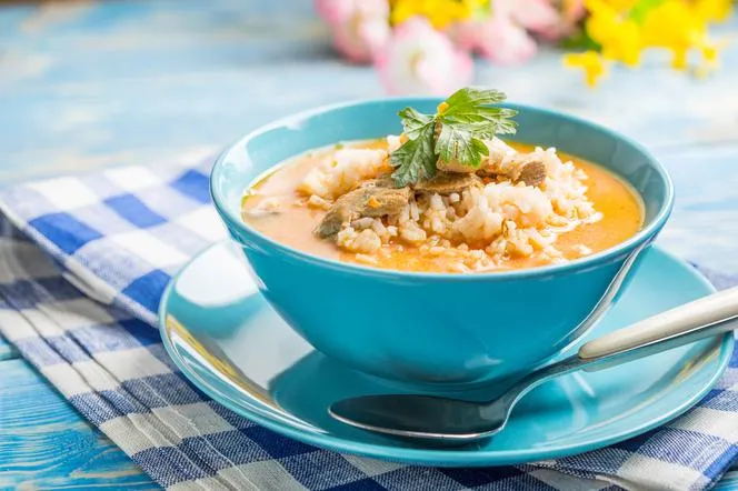 Zdjęcie Czy gotować zupę po dodaniu śmietany? Uniknij ścięcia i rozwarstwienia