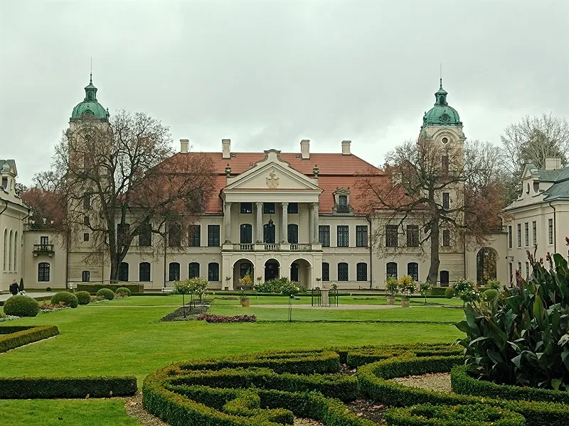 Zdjęcie Kiedy odwiedzić Muzeum Kozłówka? Godziny otwarcia i ukryte skarby pałacu