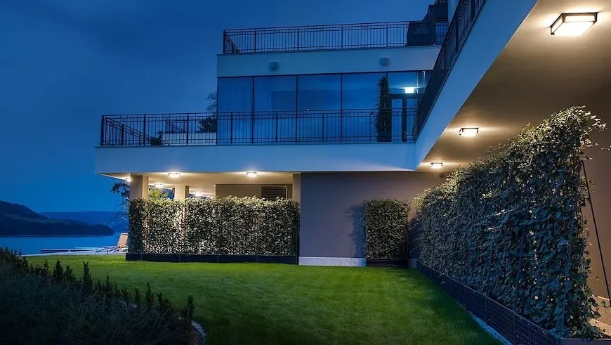 Zdjęcie Jakie oświetlenie przed wejściem do domu zapewni bezpieczeństwo i styl?