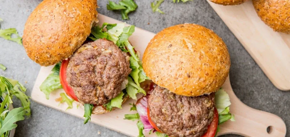 Zdjęcie Ile smażyć mięso na burgera, aby uniknąć suchych kotletów?
