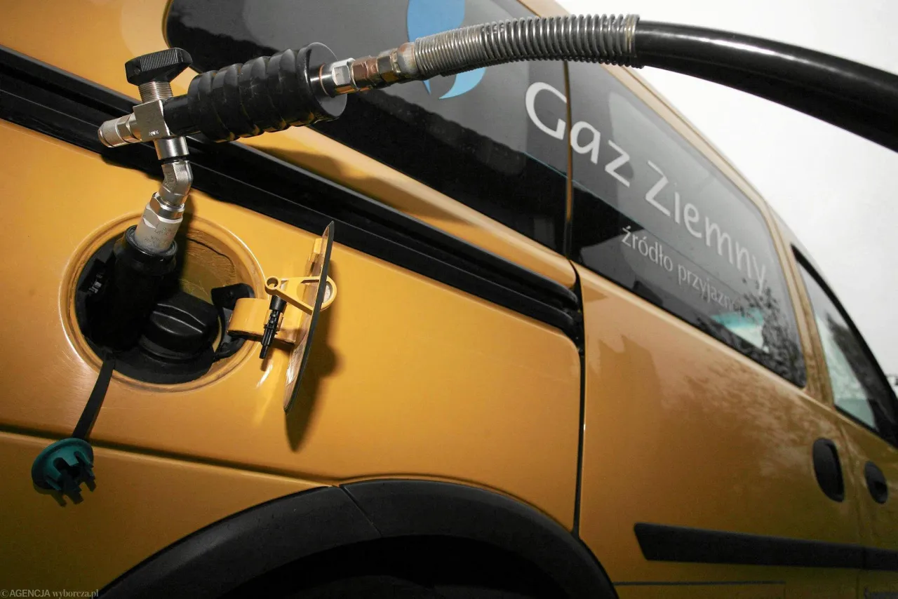 Zdjęcie CNG i hybryda – co to jest i jak wpływają na środowisko?