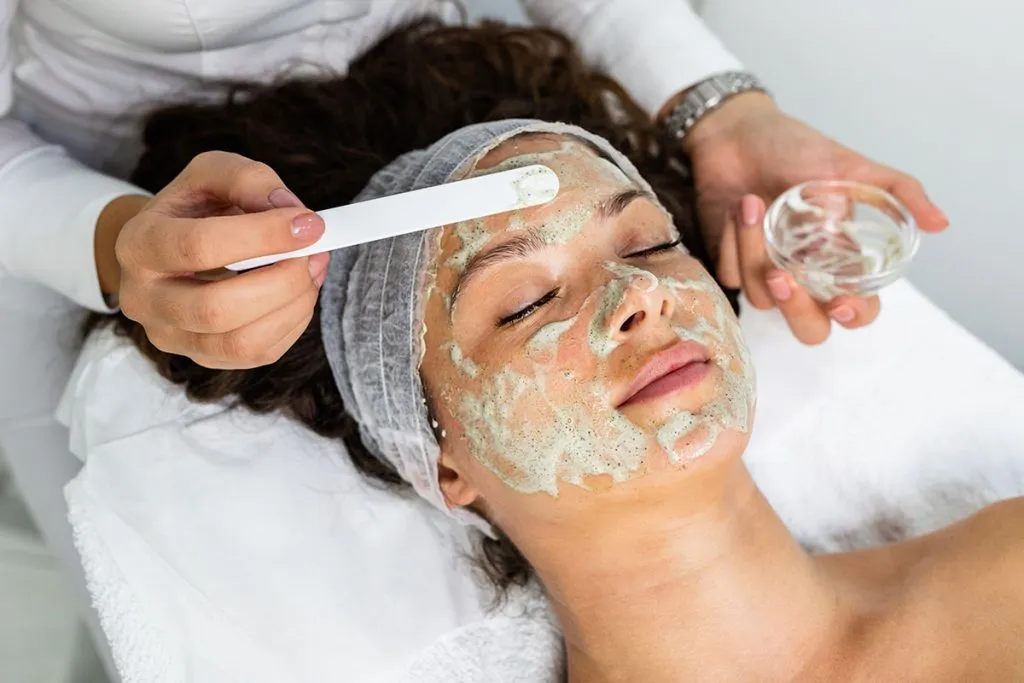 Zdjęcie Ile trzymać peeling na twarzy? Poznaj optymalne czasy aplikacji