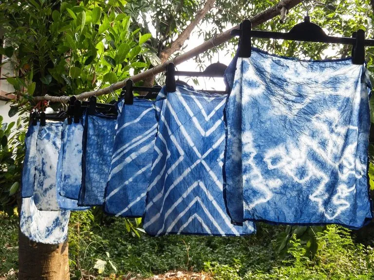 Zdjęcie Jak zafarbować bluzkę domowym sposobem i uzyskać piękne kolory