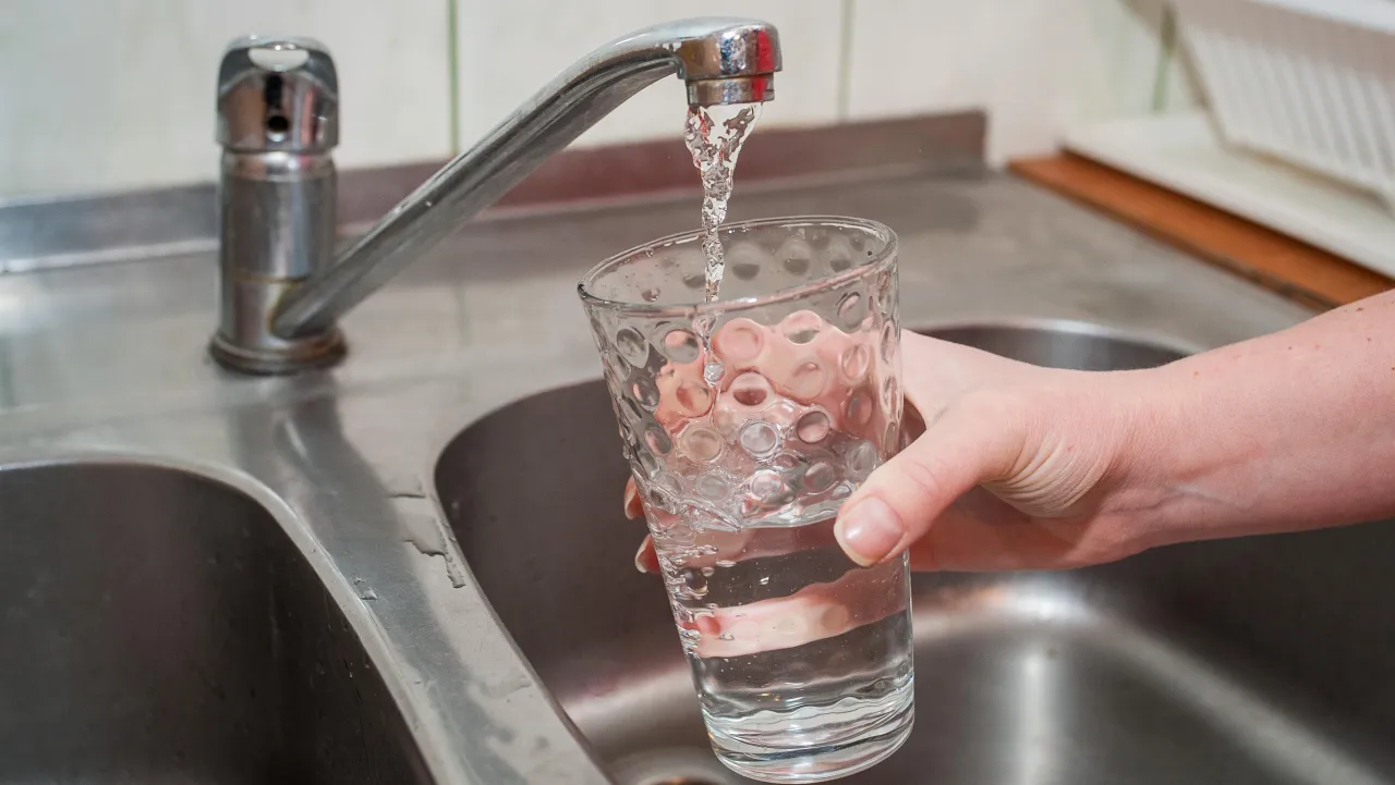 Zdjęcie Skąd się bierze woda w kranie? Odkryj źródła i proces uzdatniania