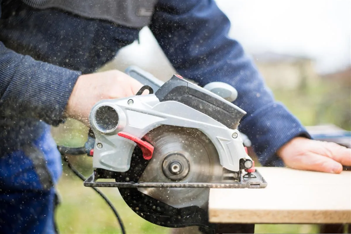 Zdjęcie Najlepsza pilarka tarczowa do 300 zł – jak uniknąć złego wyboru i kupić solidny model