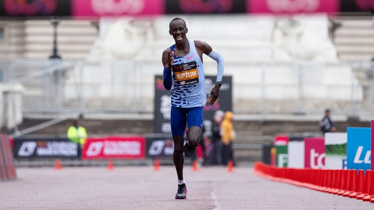 Zdjęcie Rekord świata w maratonie – zaskakujący czas Kelvina Kiptuma i więcej.