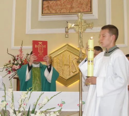 Zdjęcie Co to jest aklamacja w kościele i jak wpływa na liturgię?