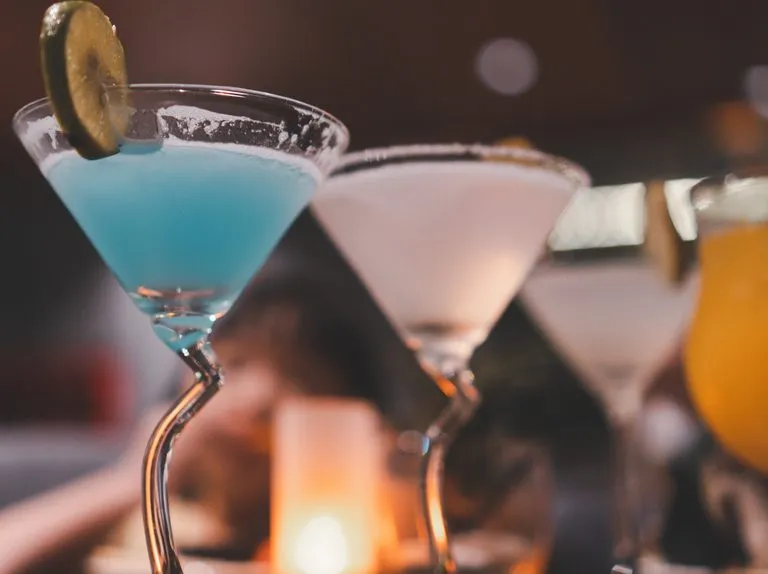 Zdjęcie Kamikaze bols drink – przepis, składniki i idealne okazje do serwowania