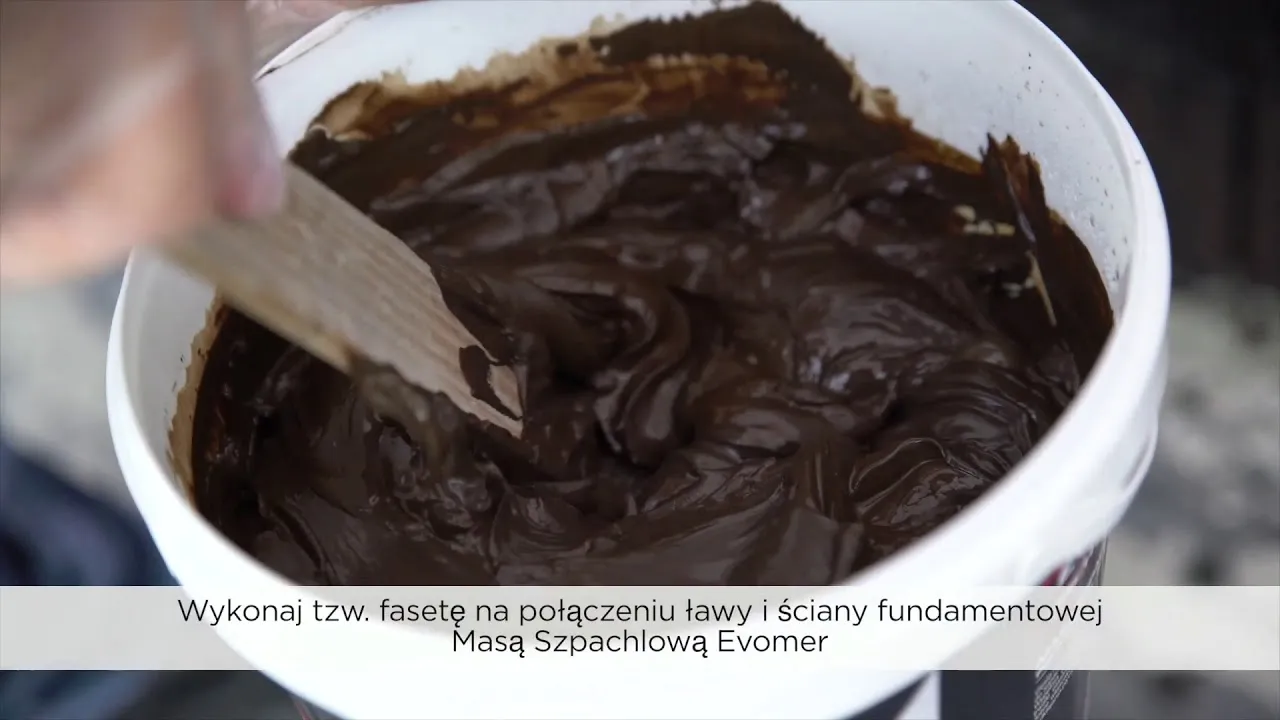 Zdjęcie Czym smarować fundamenty, aby uniknąć wilgoci i zniszczeń?