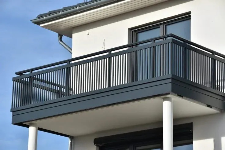 Zdjęcie Jaki kolor balustrady balkonowej wybrać, aby nie żałować wyboru?