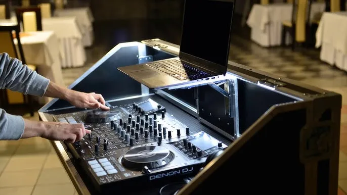 Zdjęcie Stanowisko DJ-a: Kluczowe elementy setupu i sprzętu, które musisz znać