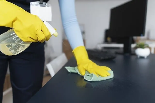Zdjęcie Jak usunąć spaleniznę z blatu – skuteczne sposoby na czysty blat