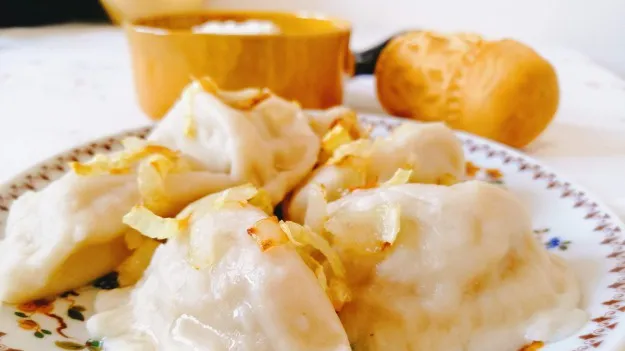 Zdjęcie Pyszne pierogi po góralsku z bryndzą - tradycyjny przepis krok po kroku