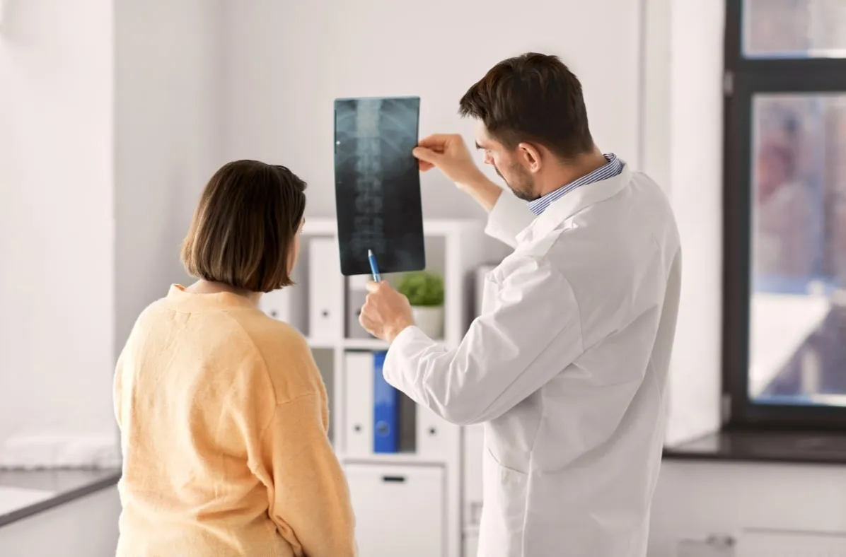 Zdjęcie Jaki lekarz leczy osteoporozę: 5 najważniejszych specjalistów w terapii