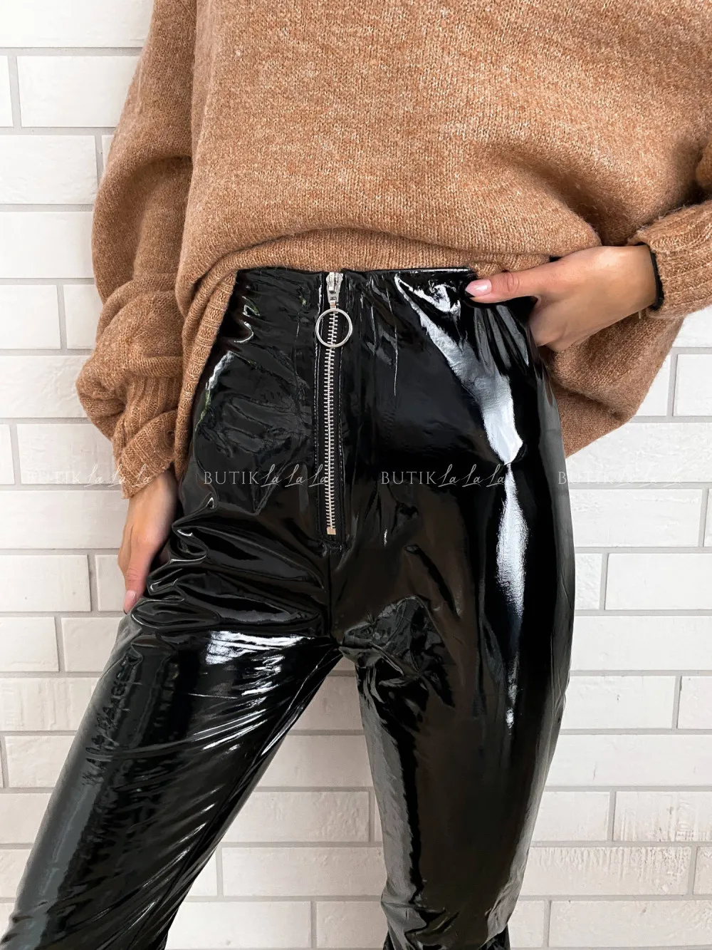 Zdjęcie Lateksowe legginsy stylizacje: 10 inspirujących outfitów