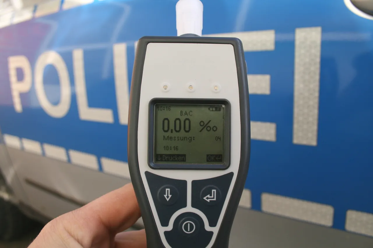 Zdjęcie Kto może badać alkomatem? Poznaj zasady i uprawnienia w pracy