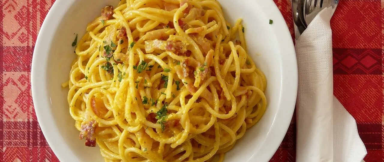 Zdjęcie Carbonara ile kcal: jakie składniki wpływają na kaloryczność?