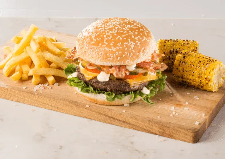 Zdjęcie Ile kalorii ma burger wołowy z frytkami? Zaskakujące dane!
