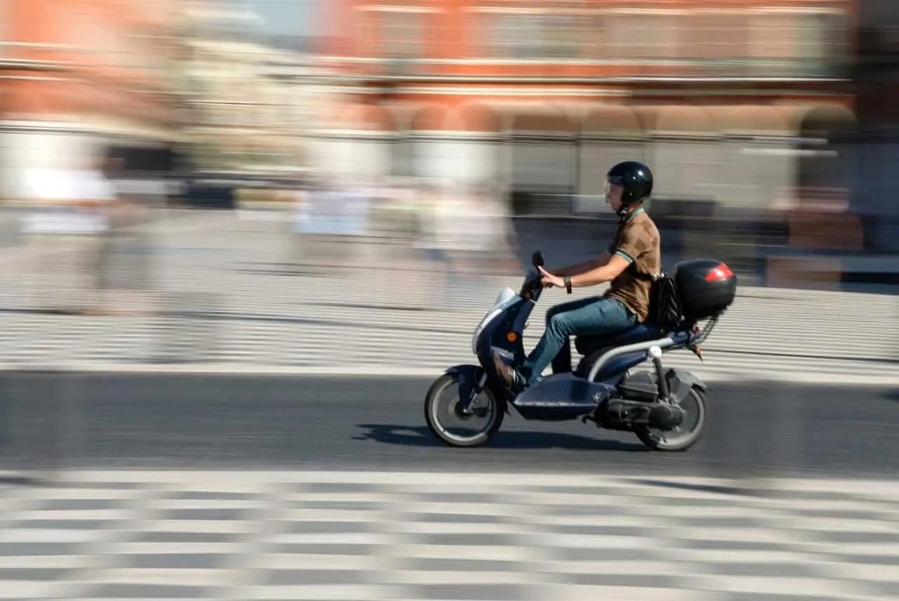 Zdjęcie Ile kosztuje ubezpieczenie motoroweru? Poznaj prawdziwe ceny i uniknij wpadki